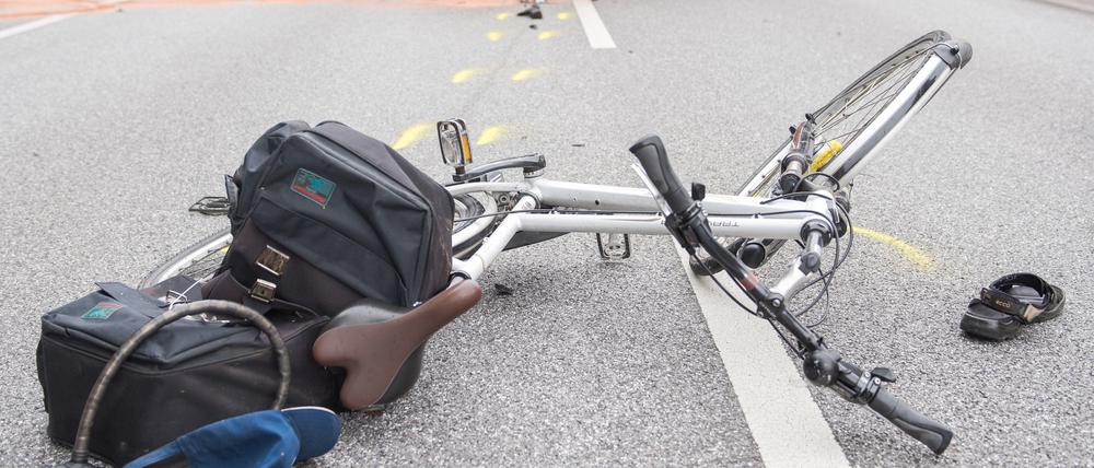 Ein Fahrrad liegt nach einem Verkehrsunfall auf der Straße.