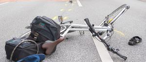 Ein Fahrrad liegt nach einem Verkehrsunfall auf der Straße.