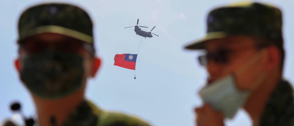 Ein Helikopter zeigt die Flagge der Republik China (Taiwan) am Nationalfeiertag am 10. Oktober 2022.