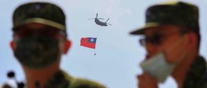 Ein Helikopter zeigt die Flagge der Republik China (Taiwan) am Nationalfeiertag am 10. Oktober 2022.
