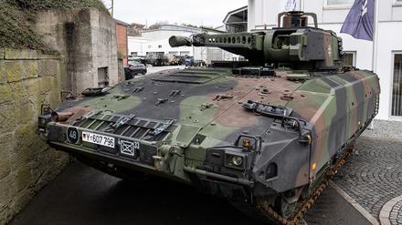 Ein vor Ort produzierter Schützenpanzer «Puma» steht am Eingang vom Rüstungsunternehmen Krauss-Maffei Wegmann. 