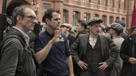 Berlin als beliebter Serien-Drehort. Tom Tykwer mit Kameramann Frank Griebe am Set von „Babylon Berlin“ vor dem Roten Rathaus.