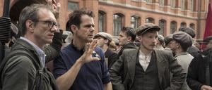 Berlin als beliebter Serien-Drehort. Tom Tykwer mit Kameramann Frank Griebe am Set von „Babylon Berlin“ vor dem Roten Rathaus.
