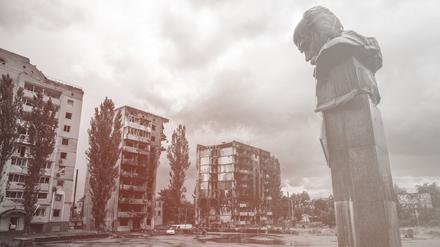 Zerstörtes Apartmentgebäude in Kiew.