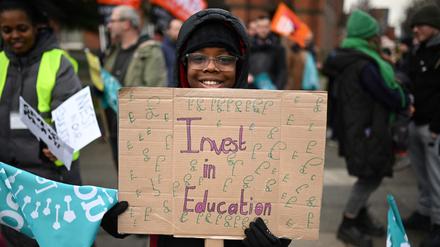 Der National Education Union zufolge haben Lehrer:innen zwischen 2008 und 2021 durchschnittlich fast 20.000 Pfund (23.000 Euro) Realeinkommen verloren.