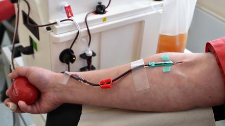 Ein Mann spendet Plasma.