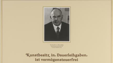 

Genehmigung von VG Bildkunst erhalten (Print 5.2., epaper, + ggf. online (extrakosten 40 EUR/monat)
Museum Ludwig Köln, Grafische Sammlung, Hans Haacke, Der Pralinenmeister, Inv.-Nr. ML/G 2018/040/01-14, 14 Stück je 100 x 70 cm, 1981, Bild 1: Kunstbesitz in Dauerleihgaben ist vermögenssteuerfrei, Inv.-Nr. ML/G 2018/040/01, mehrfarbiger Siebdruck mit eingeklebter Pralinenschachtel (Regent).