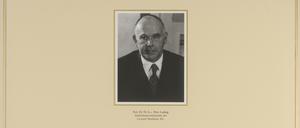 Genehmigung von VG Bildkunst erhalten (Print 5.2., epaper, + ggf. online (extrakosten 40 EUR/monat)
Museum Ludwig Köln, Grafische Sammlung, Hans Haacke, Der Pralinenmeister, Inv.-Nr. ML/G 2018/040/01-14, 14 Stück je 100 x 70 cm, 1981, Bild 1: Kunstbesitz in Dauerleihgaben ist vermögenssteuerfrei, Inv.-Nr. ML/G 2018/040/01, mehrfarbiger Siebdruck mit eingeklebter Pralinenschachtel (Regent).