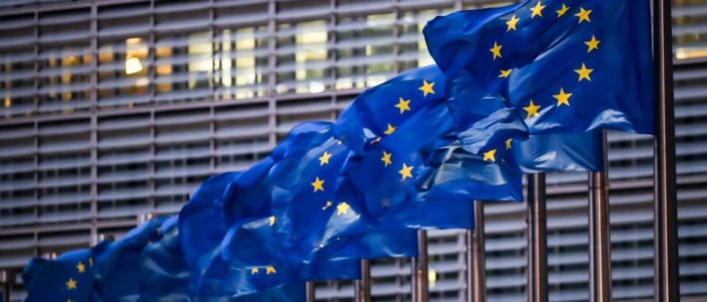 Europaflaggen wehen vor dem Sitz der EU-Kommission in Brüssel (Symbolbild).