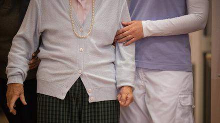 Eine Pflegefachkraft mit einer Patientin.