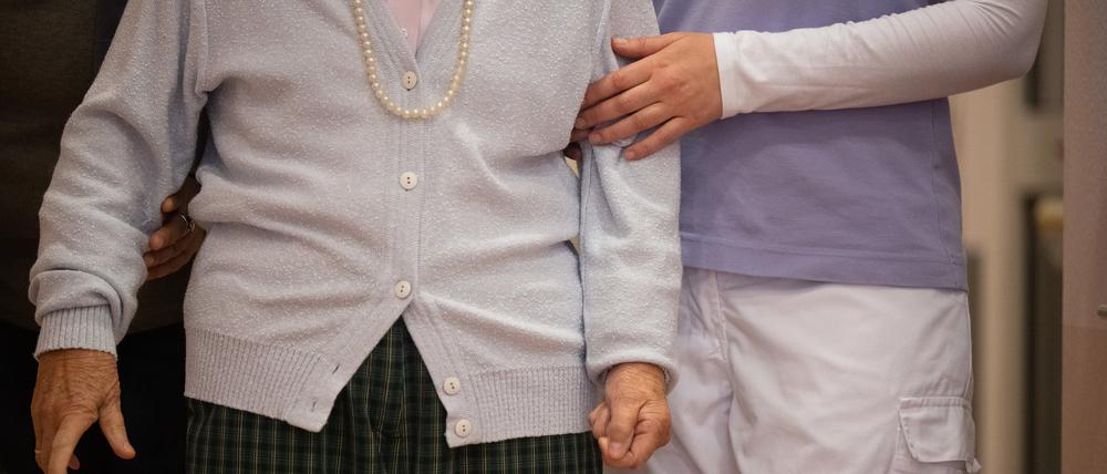 Eine Pflegefachkraft mit einer Patientin.