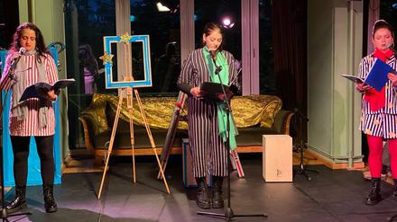 Das Rom:nja in Power Theaterkollektiv beim gemeinsamen Auftritt.