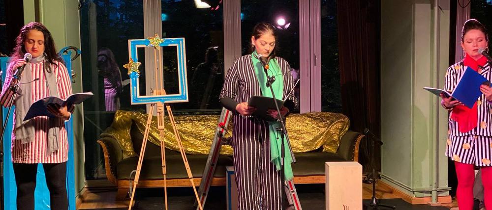 Das Rom:nja in Power Theaterkollektiv beim gemeinsamen Auftritt.