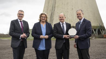 01.02.2023, Saarland, Ensdorf: Holger Klein (l-r), CEO von ZF, Anke Rehlinger (SPD), Ministerpräsidentin des Saarlandes, Bundeskanzler Olaf Scholz (SPD) und Gregg Lowe, CEO von Wolfspeed, stehen mit einem Wafer bei einer Veranstaltung am künftigen Standort der Wolfspeed-Chipfabrik in Ensdorf im Saarland. Der US-Konzern  will im Saarland eine moderne Chipfabrik bauen. Der Zulieferer ZF will den Neubau durch eine Investition im Rahmen einer neuen strategischen Partnerschaft unterstützen. Foto: Boris Roessler/dpa +++ dpa-Bildfunk +++