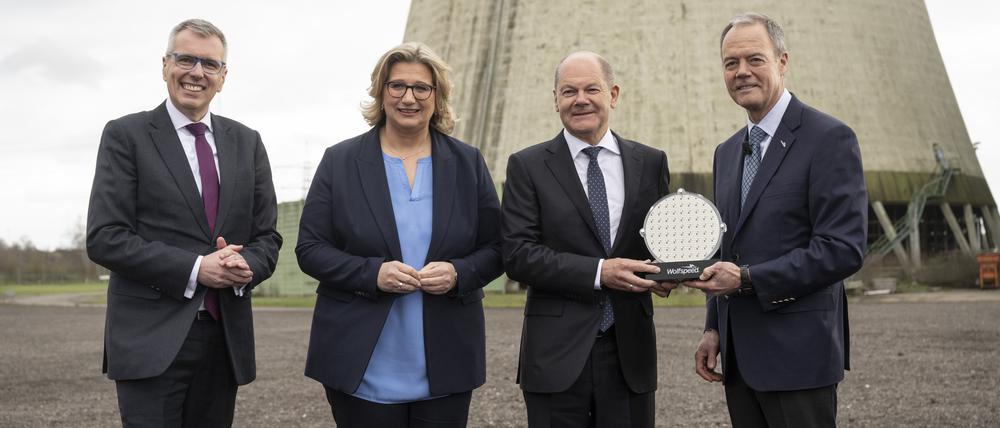 01.02.2023, Saarland, Ensdorf: Holger Klein (l-r), CEO von ZF, Anke Rehlinger (SPD), Ministerpräsidentin des Saarlandes, Bundeskanzler Olaf Scholz (SPD) und Gregg Lowe, CEO von Wolfspeed, stehen mit einem Wafer bei einer Veranstaltung am künftigen Standort der Wolfspeed-Chipfabrik in Ensdorf im Saarland. Der US-Konzern  will im Saarland eine moderne Chipfabrik bauen. Der Zulieferer ZF will den Neubau durch eine Investition im Rahmen einer neuen strategischen Partnerschaft unterstützen. Foto: Boris Roessler/dpa +++ dpa-Bildfunk +++