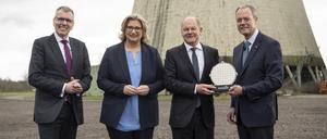 01.02.2023, Saarland, Ensdorf: Holger Klein (l-r), CEO von ZF, Anke Rehlinger (SPD), Ministerpräsidentin des Saarlandes, Bundeskanzler Olaf Scholz (SPD) und Gregg Lowe, CEO von Wolfspeed, stehen mit einem Wafer bei einer Veranstaltung am künftigen Standort der Wolfspeed-Chipfabrik in Ensdorf im Saarland. Der US-Konzern will im Saarland eine moderne Chipfabrik bauen. Der Zulieferer ZF will den Neubau durch eine Investition im Rahmen einer neuen strategischen Partnerschaft unterstützen. Foto: Boris Roessler/dpa +++ dpa-Bildfunk +++