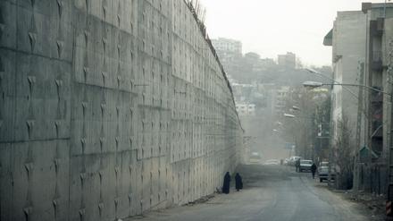 Eine Außenmauer des berüchtigten Evin-Gefängnisses in Teheran im Iran, aufgenommen Anfang März 2006. +++(c) dpa - Report+++