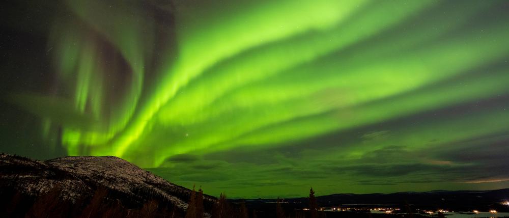 Nordlichter entstehen, wenn geladene Teilchen des Sonnenwinds auf die Erdatmosphäre treffen. Pytheas könnte dies als „schwebendes Band des Alls“ beschrieben haben.