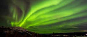 Nordlichter entstehen, wenn geladene Teilchen des Sonnenwinds auf die Erdatmosphäre treffen. Pytheas könnte dies als „schwebendes Band des Alls“ beschrieben haben.