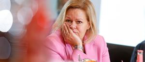 Nancy Faeser diese Woche im Bundeskabinett: Kanzler Scholz würde sie dort weiter begrüßen, wenn sie nicht Hessens Ministerpräsidentin wird.