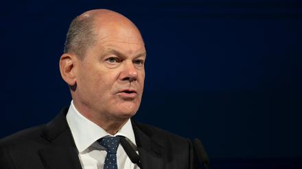 Bundeskanzler Olaf Scholz (SPD) spricht bei einer Veranstaltung des Getriebeherstellers ZF Group im Saarland. Nach Medienberichten will der US-Chiphersteller Wolfspeed im Saarland ein großes Werk für Halbleiter aus Siliziumkarbid bauen. 