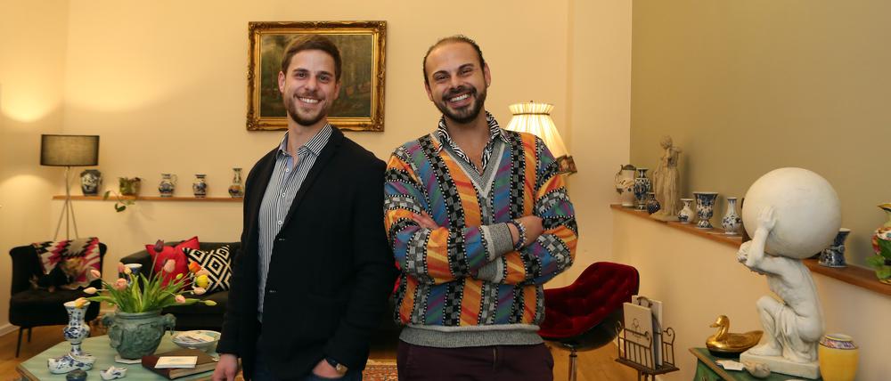 Darna Immobilien aus Berlin eröffnen erstes queeres Büro mit Wohnzimmeratmosphäre in der Innenstadt von Potsdam. Inhaber Sharif Altwal und Alexander Prill (v.r.)