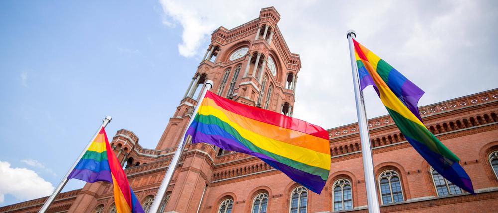Vor dem Roten Rathaus wird jedes Jahr zum Pride Month die Regenbogenfahne gehisst.