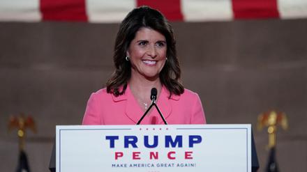Nikki Haley spricht 2020 während einer Wahlkampfveranstaltung für Donald Trump.