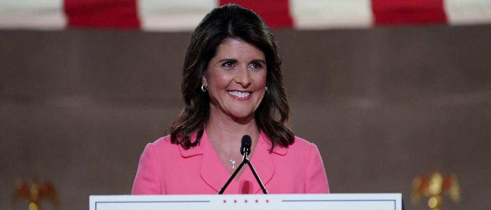 Nikki Haley spricht 2020 während einer Wahlkampfveranstaltung für Donald Trump.