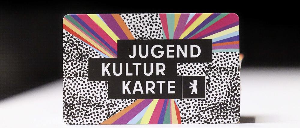 Mit der Jugendkulturkarte können junge Menschen, die in Berlin gemeldet sind, seit Mittwoch günstiger in Museen, Kinos oder Theater kommen.