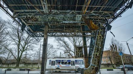 Eine zerstörte Tankstelle in der Stadt Nikopol. Eine Stadt, die nie durch Russland besetzt gewesen ist. Laut Bürgermeister sind dennoch mehr als die Hälfte der Einwohner geflohen. 