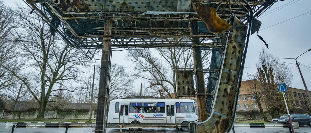 Eine zerstörte Tankstelle in der Stadt Nikopol. Eine Stadt, die nie durch Russland besetzt gewesen ist. Laut Bürgermeister sind dennoch mehr als die Hälfte der Einwohner geflohen.
