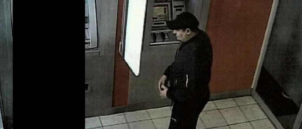 Der Unbekannte hob in Teltow widerrechtlich Geld von einem Konto ab.