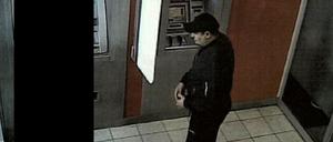 Der Unbekannte hob in Teltow widerrechtlich Geld von einem Konto ab.