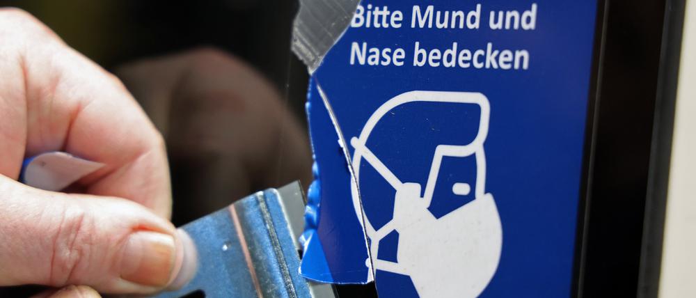 Das Piktogramm mit Hinweis auf die Maskenpflicht hat ausgedient.