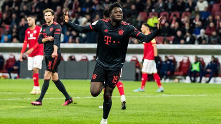 Auch Bayerns Alphonso Davies durfte nach seinem 4:0 kurz vor Schluss noch einmal jubeln.