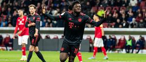 Auch Bayerns Alphonso Davies durfte nach seinem 4:0 kurz vor Schluss noch einmal jubeln.