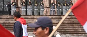 Indigene Demonstranten bei einem Protestmarsch im peruanischen Cusco.