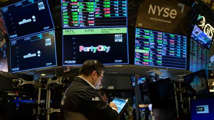 Traders work on the floor of the New York Stock Exchange during opening bell in New York City on January 18, 2023. - Wall Street stocks climbed early on January 18, 2023, on easing worries about further Federal Reserve moves to aggressively counter inflation following the latest US economic data. (Photo by ANGELA WEISS / AFP)