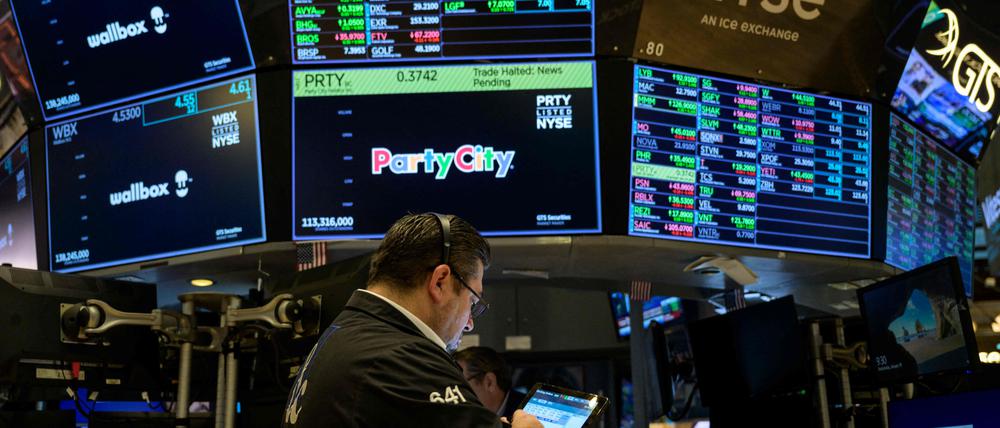 Traders work on the floor of the New York Stock Exchange during opening bell in New York City on January 18, 2023. - Wall Street stocks climbed early on January 18, 2023, on easing worries about further Federal Reserve moves to aggressively counter inflation following the latest US economic data. (Photo by ANGELA WEISS / AFP)