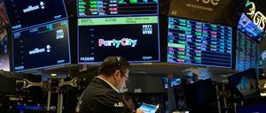 Traders work on the floor of the New York Stock Exchange during opening bell in New York City on January 18, 2023. - Wall Street stocks climbed early on January 18, 2023, on easing worries about further Federal Reserve moves to aggressively counter inflation following the latest US economic data. (Photo by ANGELA WEISS / AFP)