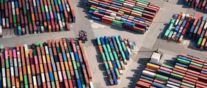 Das Luftbild zeigt zahlreiche Container auf dem Gelände eines Containerterminals im Hamburger Hafen (Symbolbild).