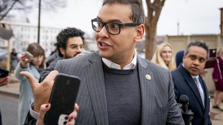 Der Abgeordnete George Santos verlässt eine Sitzung der Republikaner im US-Repräsentantenhaus.