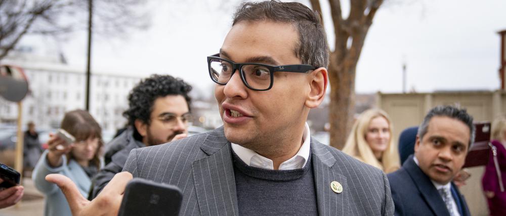 Der Abgeordnete George Santos verlässt eine Sitzung der Republikaner im US-Repräsentantenhaus.