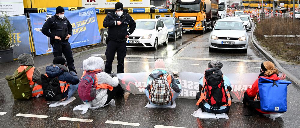 Klimaaktivisten blockieren eine Bundesstraße in Baden-Württemberg. 