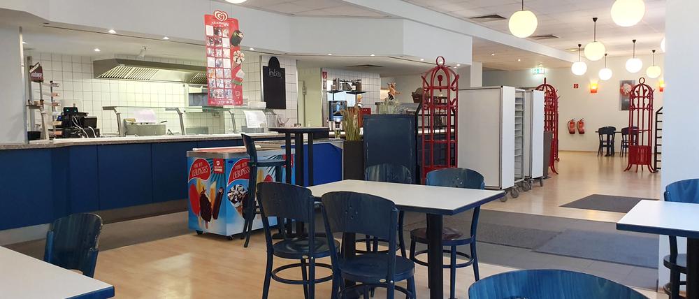 Diese Kantine besticht durch einen aufgeräumten Eindruck.