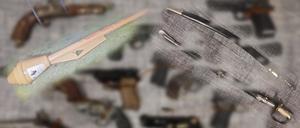 Diese Gegenstände fand eine Frau aus Berlin bei einer Renovierung ihrer Wohnung.