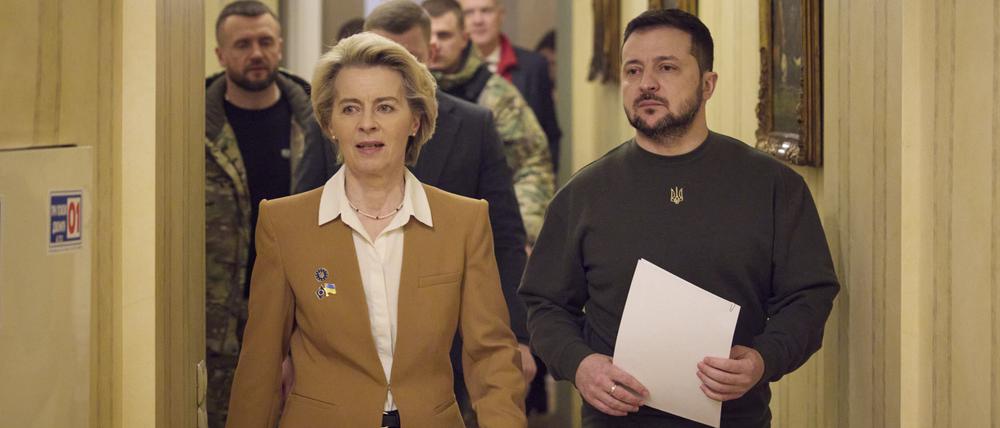 Wolodymyr Selenskyj (r), Präsident der Ukraine und Ursula von der Leyen, Präsidentin der Europäischen Kommission, nehmen am EU-Ukraine-Gipfel teil.