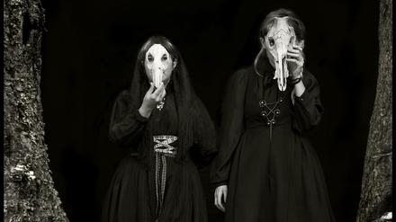 Maria W. Horn und Sara Parkman gehören zur Band Funeral Folk.