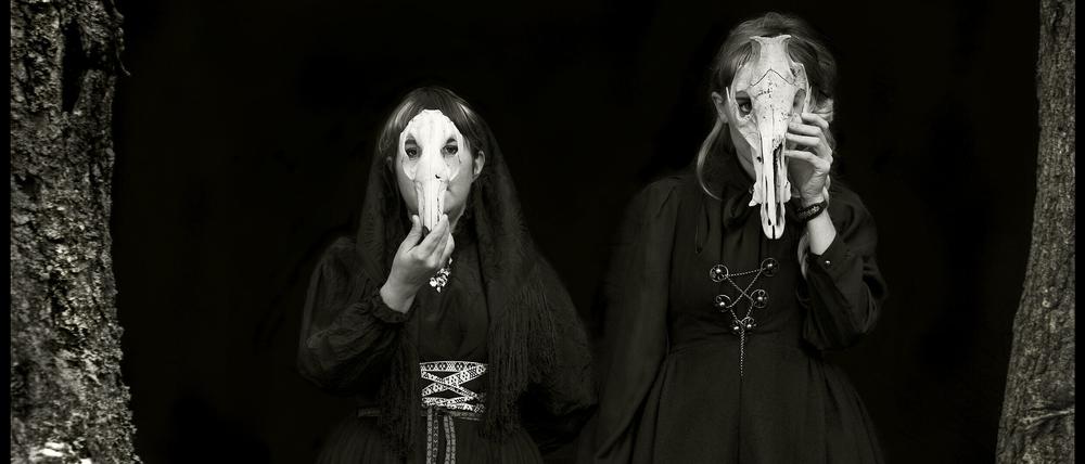 Maria W. Horn und Sara Parkman gehören zur Band Funeral Folk.